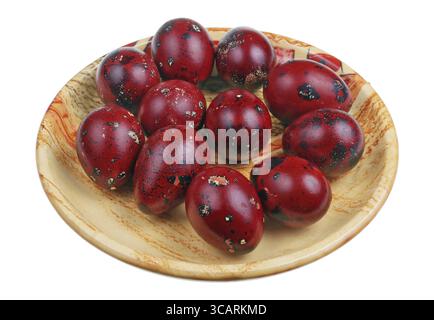 Osterwachteleier im ländlichen Stil in roten Zwiebelschalen gekocht. Isoliert auf weißem Studio-Makro Stockfoto