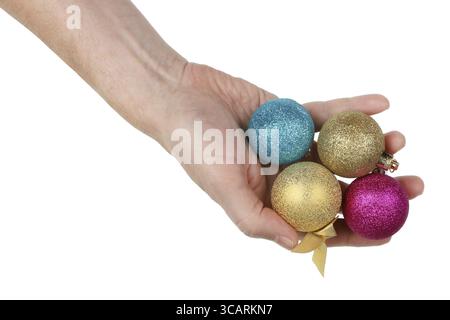 Großvater hält in seiner Hand glänzende Kugeln den Weihnachtsbaum zu schmücken. Auf weissem Studio cliseup Isoliert Stockfoto
