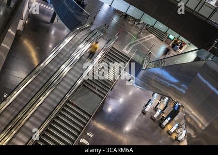 Beleuchteter Flughafen Zürich mit Eskalator bei Nacht im Flughafen Kloten, Zürich, Kanton Zürich, Schweiz Stockfoto