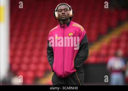 Walsall, Großbritannien. August 2025. Manu Kone von AS Roma während des Freundschaftsspiels vor der Saison zwischen Aston Villa FC und AC Roma, spielte am 6. August 2025 im Bescot Stadium in Walsall, England. (Foto: Bagu Blanco/PRESSIN) Credit: PRESSINPHOTO SPORTS AGENCY/Alamy Live News Stockfoto