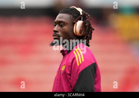 Walsall, Großbritannien. August 2025. Manu Kone von AS Roma während des Freundschaftsspiels vor der Saison zwischen Aston Villa FC und AC Roma, spielte am 6. August 2025 im Bescot Stadium in Walsall, England. (Foto: Bagu Blanco/PRESSIN) Credit: PRESSINPHOTO SPORTS AGENCY/Alamy Live News Stockfoto