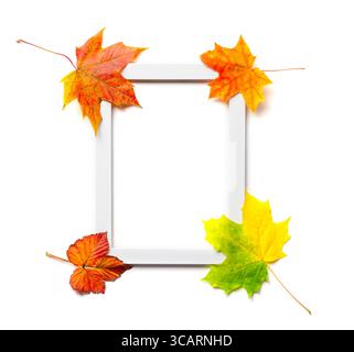 Leerer hölzerner Bilderrahmen mit bunten Herbstblättern isoliert auf weißem Hintergrund. Herbstmodell. Stockfoto