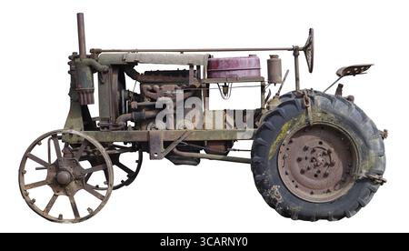 Rostiger Retro-kleiner ländlicher Traktor ohne Namen. Die Stahlausrüstung wurde vor mehr als hundert Jahren hergestellt. Massenproduktion. Isoliert auf weiß Stockfoto