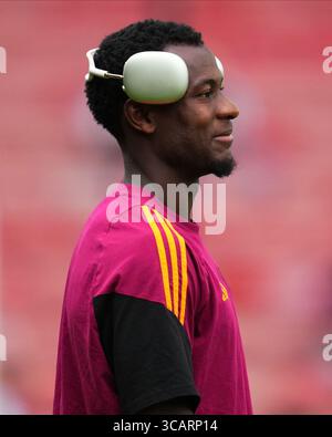 Walsall, Großbritannien. August 2025. Evan Ndicka von AS Roma während des Freundschaftsspiels vor der Saison zwischen Aston Villa FC und AC Roma, spielte am 6. August 2025 im Bescot Stadium in Walsall, England. (Foto: Bagu Blanco/PRESSIN) Credit: PRESSINPHOTO SPORTS AGENCY/Alamy Live News Stockfoto