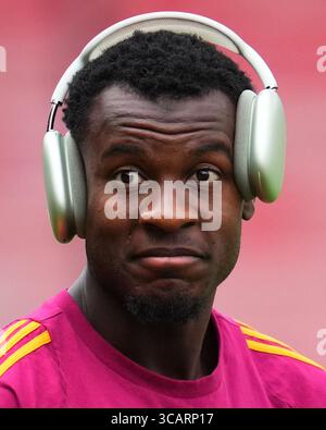 Walsall, Großbritannien. August 2025. Evan Ndicka von AS Roma während des Freundschaftsspiels vor der Saison zwischen Aston Villa FC und AC Roma, spielte am 6. August 2025 im Bescot Stadium in Walsall, England. (Foto: Bagu Blanco/PRESSIN) Credit: PRESSINPHOTO SPORTS AGENCY/Alamy Live News Stockfoto