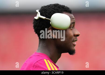 Walsall, Großbritannien. August 2025. Evan Ndicka von AS Roma während des Freundschaftsspiels vor der Saison zwischen Aston Villa FC und AC Roma, spielte am 6. August 2025 im Bescot Stadium in Walsall, England. (Foto: Bagu Blanco/PRESSIN) Credit: PRESSINPHOTO SPORTS AGENCY/Alamy Live News Stockfoto
