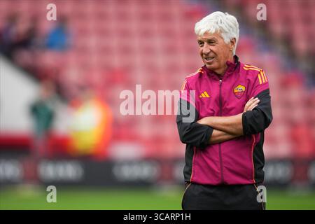 Walsall, Großbritannien. August 2025. ALS Roma Gian Piero Gasperini während des Freundschaftsspiels vor der Saison zwischen Aston Villa FC und AC Roma, spielte er am 6. August 2025 im Bescot Stadium in Walsall, England. (Foto: Bagu Blanco/PRESSIN) Credit: PRESSINPHOTO SPORTS AGENCY/Alamy Live News Stockfoto