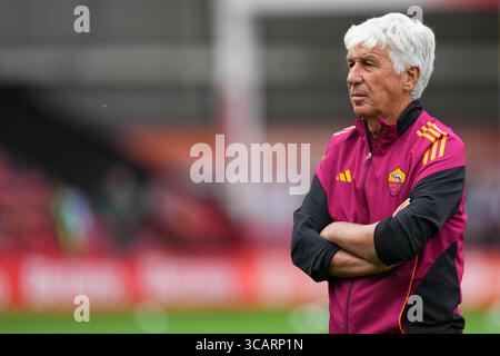Walsall, Großbritannien. August 2025. ALS Roma Gian Piero Gasperini während des Freundschaftsspiels vor der Saison zwischen Aston Villa FC und AC Roma, spielte er am 6. August 2025 im Bescot Stadium in Walsall, England. (Foto: Bagu Blanco/PRESSIN) Credit: PRESSINPHOTO SPORTS AGENCY/Alamy Live News Stockfoto