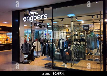 Die Engbers GmbH und Co KG ist ein deutsches Familienunternehmen mit Sitz im nordrhein-westfälischen Gronau. Zu dem Textilunternehmen gehören die Marken engbers und emilio adani. Das Männer-Mode-Unternehmen entwirft, produziert und verkauft komplette Outfits und betreibt in Deutschland und Österreich rund 300 Geschäfte mit ca. 1780 Mitarbeitern. Engbers Zielgruppe sind Männer im Alter zwischen 35 und 60 Jahren. Foto: Engbers Fashion Store *** die Engbers GmbH und Co KG ist ein deutsches Familienunternehmen mit Sitz in Gronau, Nordrhein-Westfalen. Das Textilunternehmen besitzt die Marken engbers und emilio adani T Stockfoto