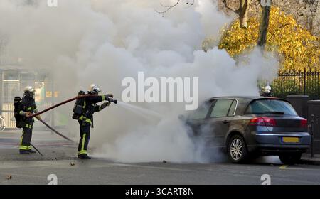 Das Auto brennt auf der Straße der großen europäischen Stadt Stockfoto