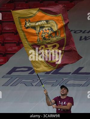 Walsall, Großbritannien. August 2025. ALS Roma-Fan mit Flagge während des Freundschaftsspiels vor der Saison, zwischen Aston Villa FC und AC Roma, spielte das Vorsaison-Freundschaftsspiel am 6. August 2025 im Bescot Stadium in Walsall, England. (Foto: Bagu Blanco/PRESSIN) Credit: PRESSINPHOTO SPORTS AGENCY/Alamy Live News Stockfoto