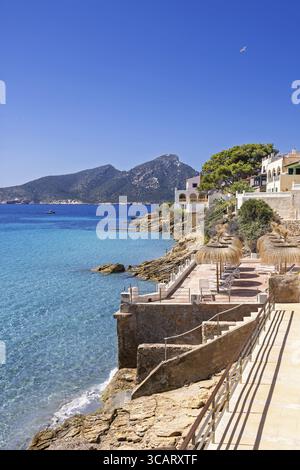 Haus an der Küste des blauen Mittelmeers an einem sonnigen Sommertag, Sant Ulm, Mallorca, Spanien Stockfoto