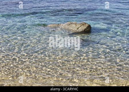 Freier Blick auf den Meeresboden mit Felsen in türkisfarbenem Wasser, Ricadi, Capo Vaticano Stockfoto