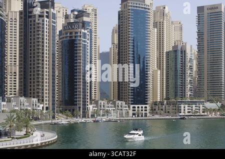 Dubai, Vereinigte Arabische Emirate - 01. April 2018. Panoramablick auf die Wolkenkratzer des Geschäftszentrums an der Strandpromenade Stockfoto