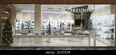 VILNIUS, LITAUEN - 5. JANUAR 2020: Boutique einer Elite-Schmuckmarke Breuning in einem Cristmas Panorama Supermarkt. Internationales deutsches Jewe Stockfoto