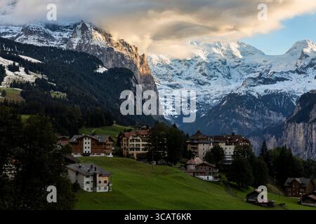 wengen Dorf schweiz bei Sonnenuntergang mit dem Spitzhornkamm in der Mitte und dem breithorn dahinter Stockfoto