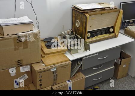 VILNIUS, LITAUEN - 16. DEZEMBER 2015: Reparatur von Retro-Röhrenempfängern im modernen kleinen Servicezentrum. Ein antikes Radio ist ein Radioempfang Stockfoto