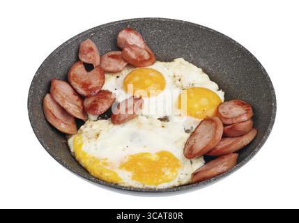 Einfache Dorf Abendessen - gebratene Würstchen und Eier - in einer Pfanne mit einer keramischen Beschichtung. Auf weissem Studio essen Schuß isoliert Stockfoto