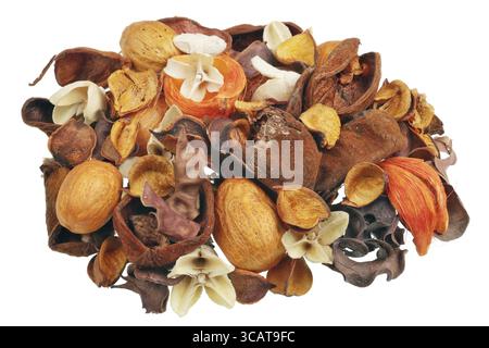 Duftende getrocknet tropica Blumen l Nüssen und Früchten Heap. Auf weissem studio Makroaufnahme isoliert Stockfoto