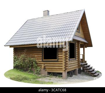 Die Mauern des neuen, nennenswerten Dorfschuppen sind aus runden Kiefernstämmen gefertigt. Isoliert auf einer weißen Ruiralscheune im Freien Stockfoto