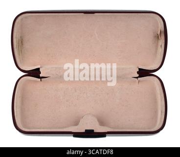 Die offene billige schmutzige Kunststoffkoffer für Großvaters Brille gebrochen. Isoliert auf weiss Stockfoto