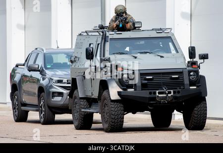 Oldenburg, Deutschland. August 2025. Sondereinheiten des niedersächsischen Sondereinsatzkommandos (SEK) umgeben ein Gebäude auf dem Gelände der Niedersächsischen Polizeiakademie mit einem gepanzerten Fahrzeug im Rahmen einer Verhaftungsübung. Die Sondereinheiten der Landespolizei bestehen in Niedersachsen seit 50 Jahren. Die Special Task Force (SEK) und die mobile Task Force (MEK) werden eingesetzt, wenn eine bestimmte Bedrohung besteht oder spezielles Wissen erforderlich ist. Quelle: Hauke-Christian Dittrich/dpa/Alamy Live News Stockfoto