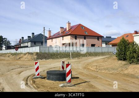 Der Beginn des Baus der großen Autobahn im kleinen europäischen Dorf. Sonnige Frühlingslandschaft Stockfoto