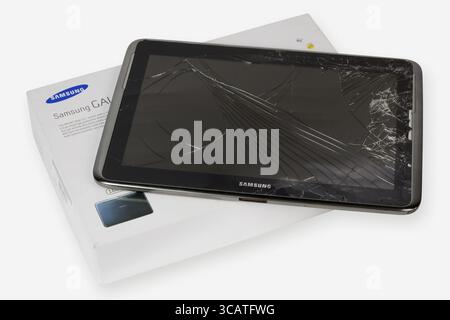 VILNIUS, LITAUEN - 23. DEZEMBER 2015: Samsung Galaxy Note Tablet in Silber mit kaputtem Bildschirm liegt auf dem Tisch im Reparaturzentrum. Im Jahr 2015 Samsung so Stockfoto
