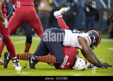 24. Dezember 2023: Chicago Bears #93 Justin Jones entlässt den Cardinals Quarterback #1 Kyler Murray während eines Spiels gegen die Arizona Cardinals in Chicago, Illinois. Mike Wulf/CSM (Kreditbild: Stockfoto