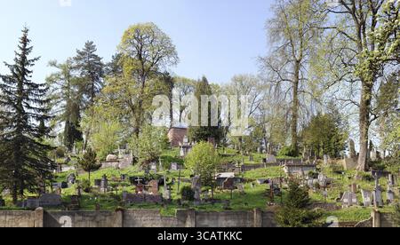 VILNIUS, LITAUEN - 01. MAI 2018: Der alte geschlossene historische Militärfriedhof im Bezirk Antakalnis. Die ersten Begräbnisstätten der Soldaten waren hier Stockfoto