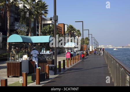 Dubai, Vereinigte Arabische Emirate - 07. Mai 2021: Touristendamm des Roten Meeres mit Hotels und Fast-Food-Läden Stockfoto