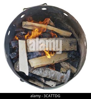 Birkenfeuerholz und Baumstämme brennen in einem Stahlfass. Das Fass wird zum Kochen von Pilaw verwendet. Isoliert auf weißer Draufsicht Stockfoto