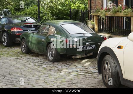 BLACK POOL, ENGLAND - 28. AUGUST 2016: Seltener grüner Retro-Oldtimer Triumph GT6 rostet auf der Straße. Es handelt sich um ein 6-Zylinder Coupé, das von Stockfoto