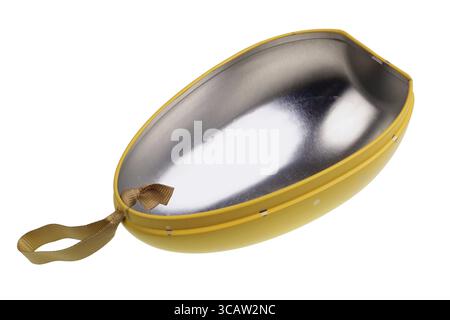 Die Hälfte der Metall Ostern Geschenk Ei mit einem Spiegel der inneren Oberfläche. Isolierte studio Makroaufnahme Stockfoto