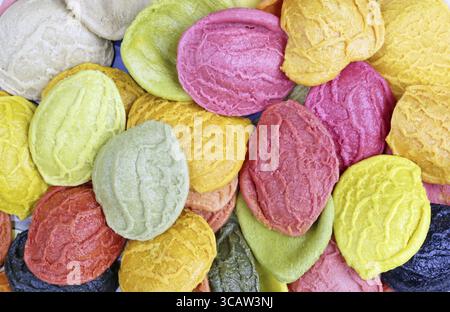 Ostern pasta Nudeln mit Gemüse Saft in verschiedenen Farben bemalt. Studio Makro essen Hintergrund Stockfoto