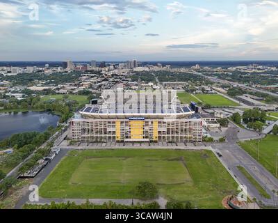 Orlando, USA - 21. Juli 2025: Aus der Vogelperspektive des Camping World Stadions, ein kolossales Gebäude, das stolz inmitten der weitläufigen Stadt A steht Stockfoto