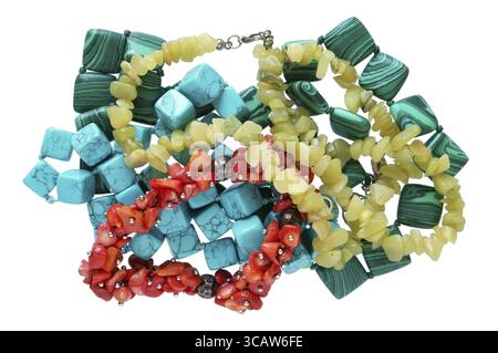 Hausgemachte weibliche Perlen bestehen aus mehrfarbigen glatten Meeressteinen, Glas, Bernstein und Malachitmineralien. Isoliert auf White Makroaufnahme Stockfoto
