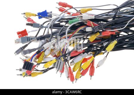 Blau, grün, gelb, weiß, RCA, HDMI, USB, Internet-digitale Steckverbinder, Kabel und Stecker, isoliert auf weiss Stockfoto
