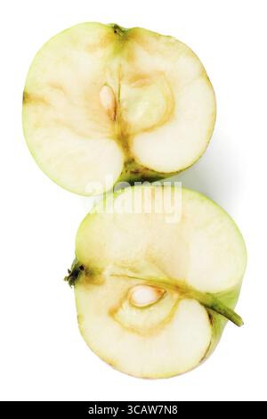 Der grüne kleine saure, unreife Apfel, halber Makroschnitt. Isoliert auf weiß Stockfoto