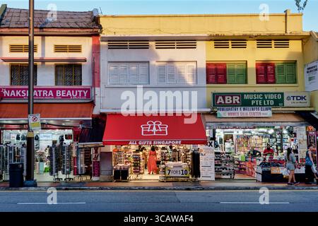 Am späten Nachmittag fällt Licht auf die Geschäfte entlang der Serangoon Road in Little India in Singapur, einem Viertel mit indischen Restaurants und indischen Unternehmen Stockfoto
