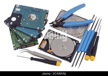 Professionelle Reparatur moderner Laptopcomputer Festplattenkonzept. Isoliert mit Patches. Markierung von Standardwerkzeugen in Deutsch und Englisch - antistatisch, Stockfoto