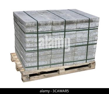 Stapel neuer Betonplatten auf Holzpalette. Isoliert auf weiß mit Patch Stockfoto