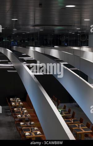 Restaurant und Decke beleuchtet im Flughafen Zürich bei Nacht im Flughafen Kloten, Zürich, Kanton Zürich, Schweiz Stockfoto