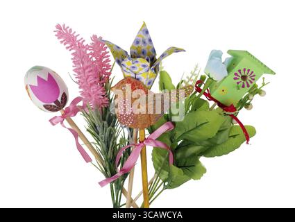 Hausgemachte Ostern Blumenstrauß aus Ton, Holz und Papier. Isolierte Makro studio Shot Stockfoto