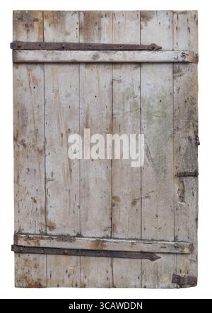 Alte verfaulte gebogene Holztür der Dorfscheune. Isoliert auf weiß Stockfoto