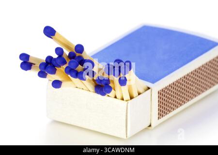 Match Boxen und ein Match mit dunkelblauen Köpfen Makro. Isoliert auf weiß Stockfoto