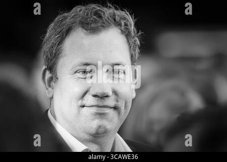 Herne, Deutschland. August 2025. Bei der Eröffnungszeremonie der Messe hebt eine Gruppe von Feiernden ihre Gläser. Die Messe ist Deutschlands größter Familienfest mit ca. 500 Ausstellern/Fahrgeschäften und rund 4 Millionen Besuchern an 10 Tagen. Es hat eine lange Tradition, die bis auf einen Festmarkt und eine Pferdemesse im 15. jahrhundert an derselben Stelle in Hernes Vorort Crange zurückreicht. Stockfoto