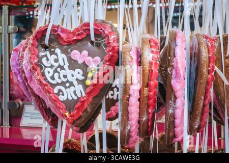 Traditionelles deutsches Lebkuchenherz mit „Ich liebe dich“-Botschaft auf dem Jahrmarkt, Deutschland Stockfoto