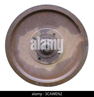 Rostiges massives Eisenrad aus einem Retro-Traktor. Isoliert auf weißem, natürlichem, einfachem Objekt Stockfoto