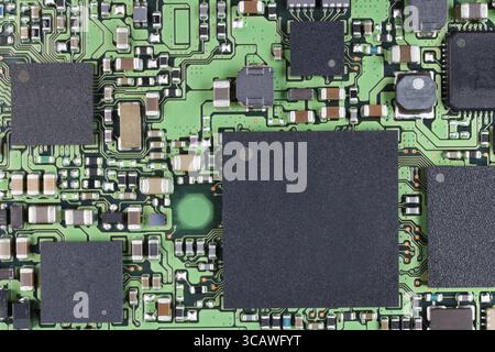 Mikrochips und Mikroschaltungen mit Kugelbolzen sind auf einer modernen elektronischen Leiterplatte installiert. Super-Makrostudio-Konzept Stockfoto